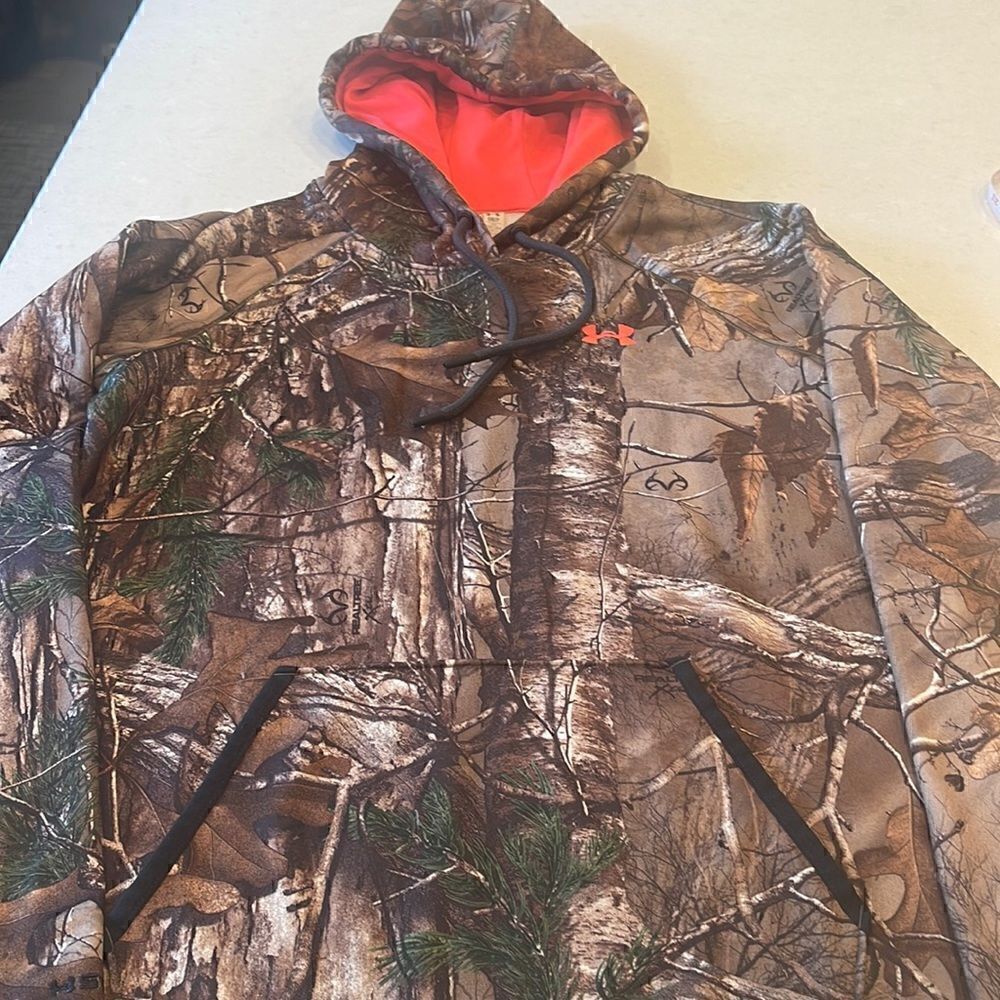 Under Armour Realtree cold gear women’s hoodie size small, camo design pink, fun